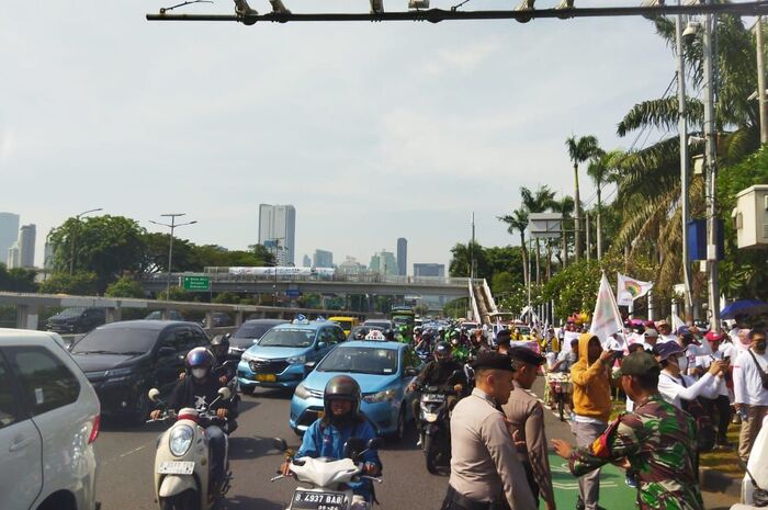 DPR Akan Sahkan RUU Kesehatan, Massa Gelar Aksi di Senayan