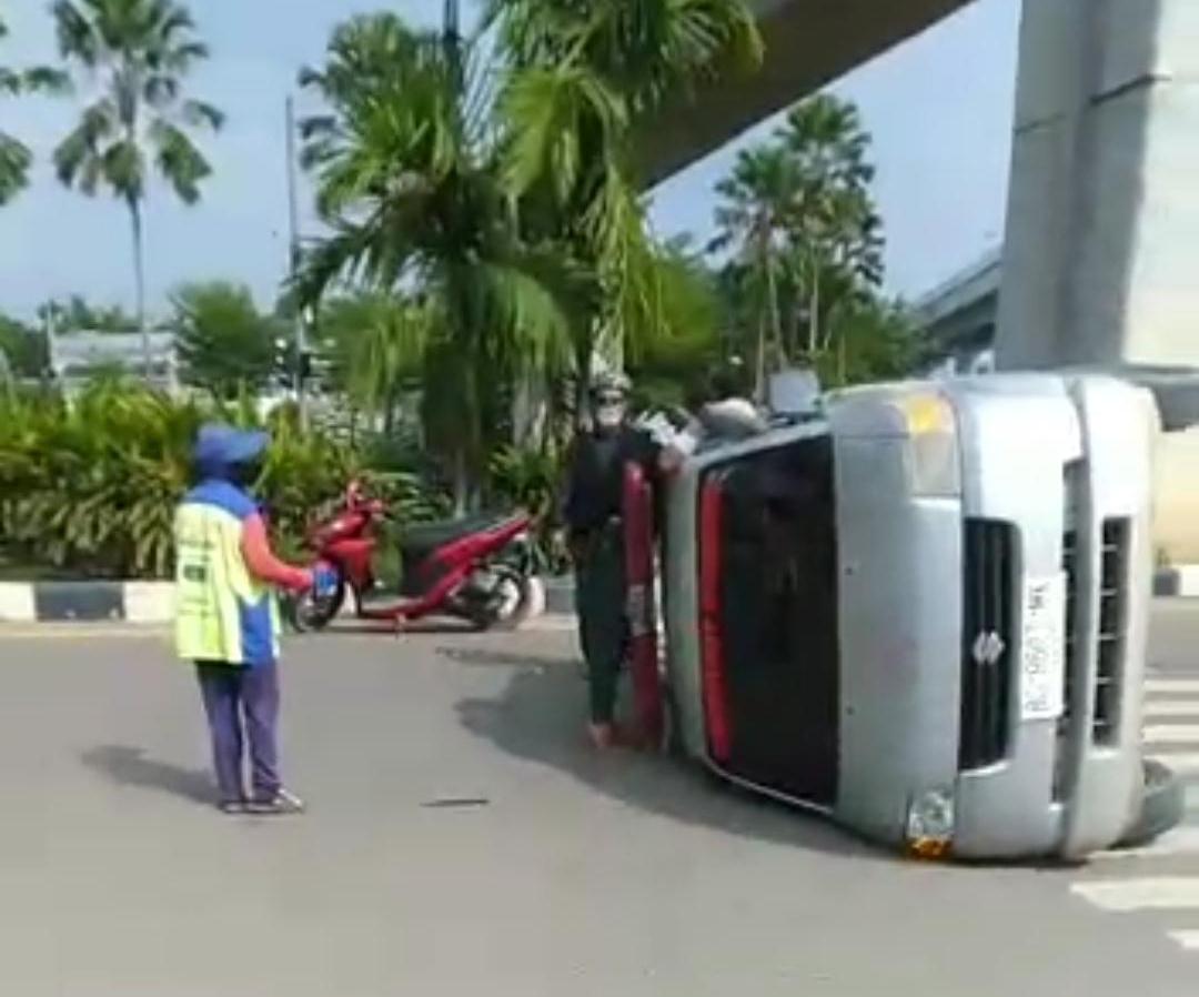 Mobil Ambulance Angkut  Jenazah Terguling, Akibat Tabrakan
