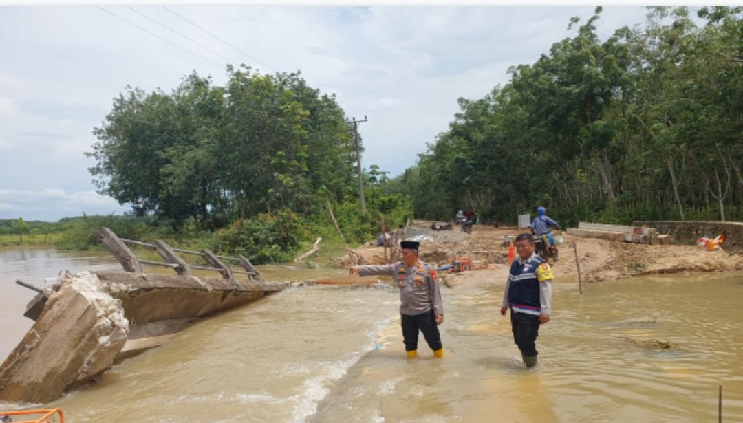 Tak Lagi Digunakan Jembatan Naning Tanjung Sari 1 Roboh Diterjang Banjir 
