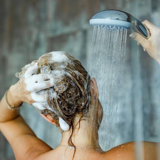 Sebaiknya Keramas atau Sabunan Dulu? Inilah Urutan Mandi yang Benar untuk Kulit Sehat nan Bersih