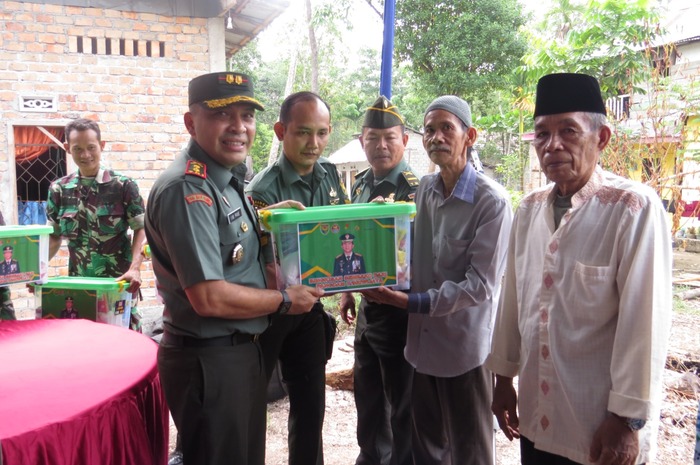 Jelang HUT TNI, Dandim 0402 OKI Bagikan Sembako 