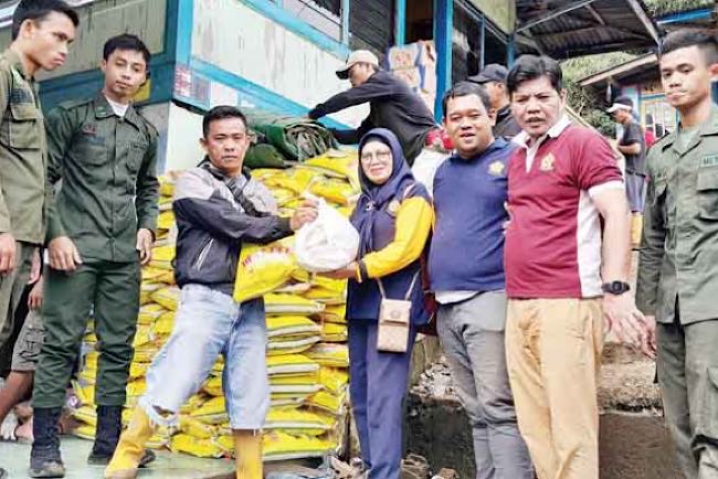 Civitas Akademika Unsri Bawa Bantuan ke Tiga Kecamatan Lahat, Mahasiswa Buka Posko Hangat di Desa Lubuk Sepang