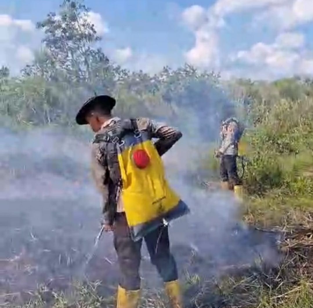 Dua Helikopter Water Bombing Bantu Personel Gabungan Polres Ogan Ilir Padamkan Karhutla 