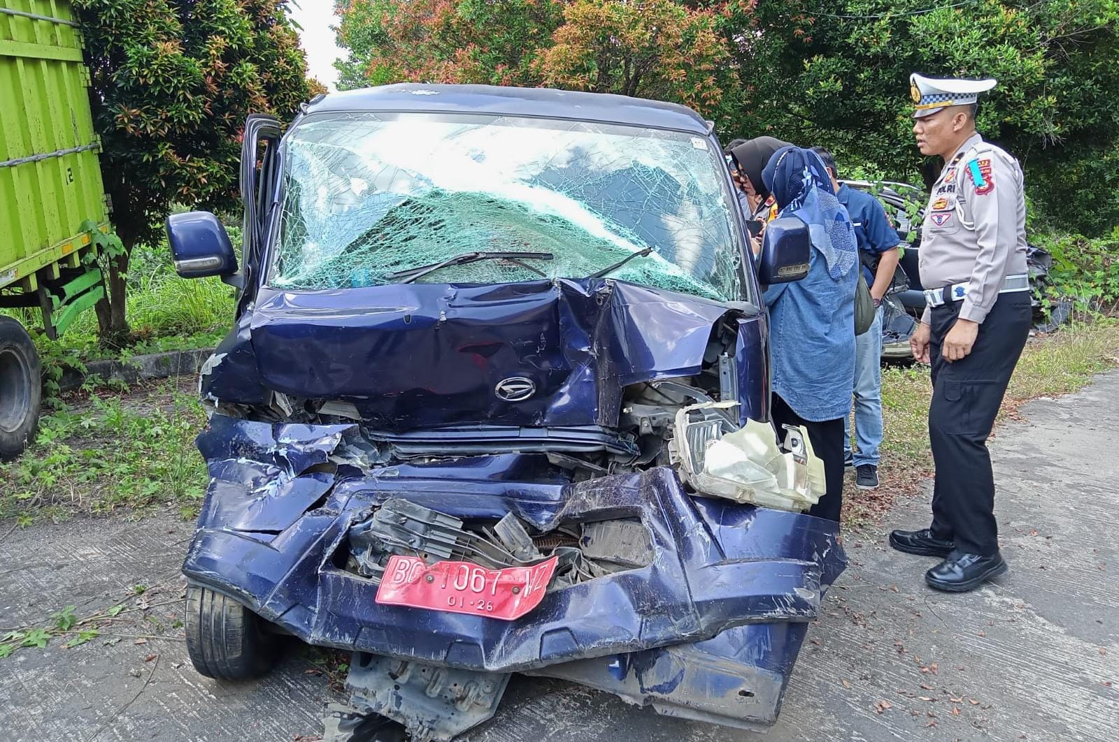 Mobnas Pemkot Pagaralam Hantam Innova di Prabumulih