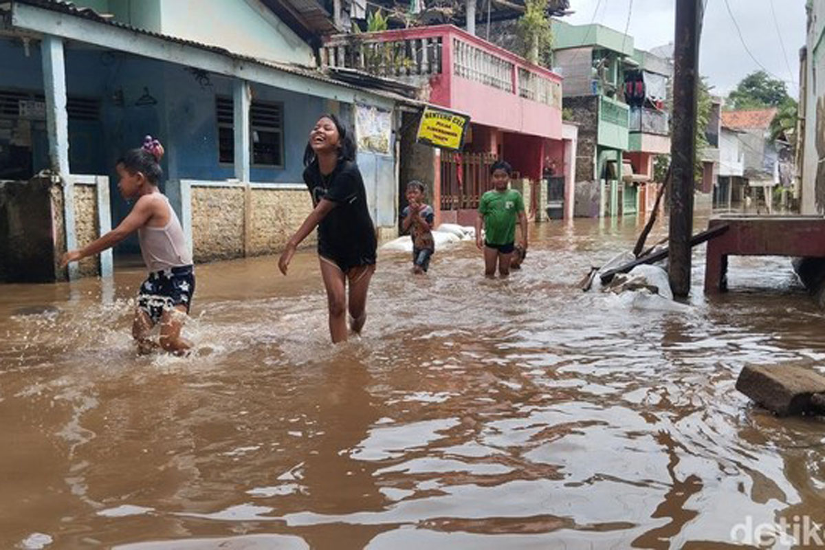 Sungai Ciliwung  Meluap, Warga Jakarta Kembali Dikepung Banjir