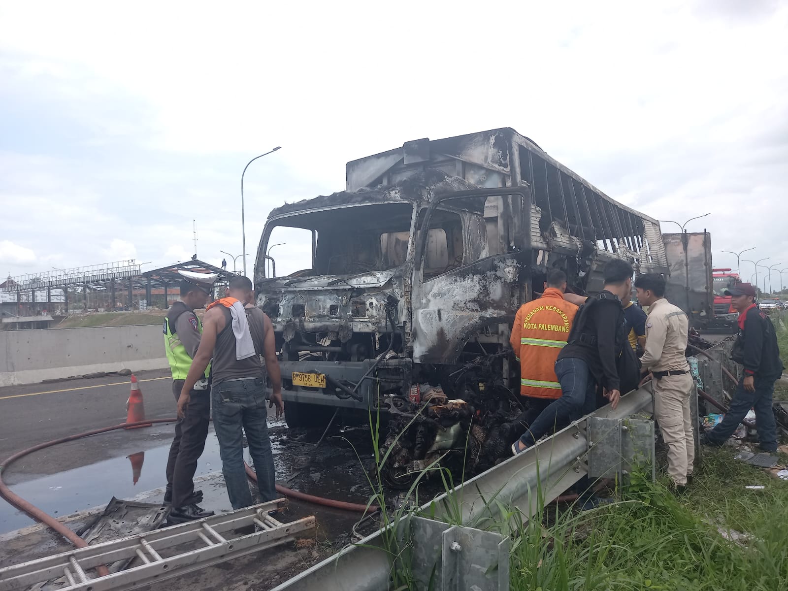 Mobil Truk JNE Terbakar di Tol Kayuagung, Semua Paket Ludes Terbakar