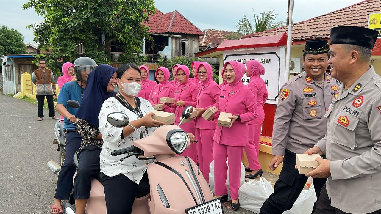 Polsek Pemulutan dan Bhayangkari  Bagikan Takjil Kepada Masyarakat