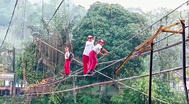 Aksi Nekat Pelajar Desa Sosokan Seberangi Sungai untuk Pergi Sekolah