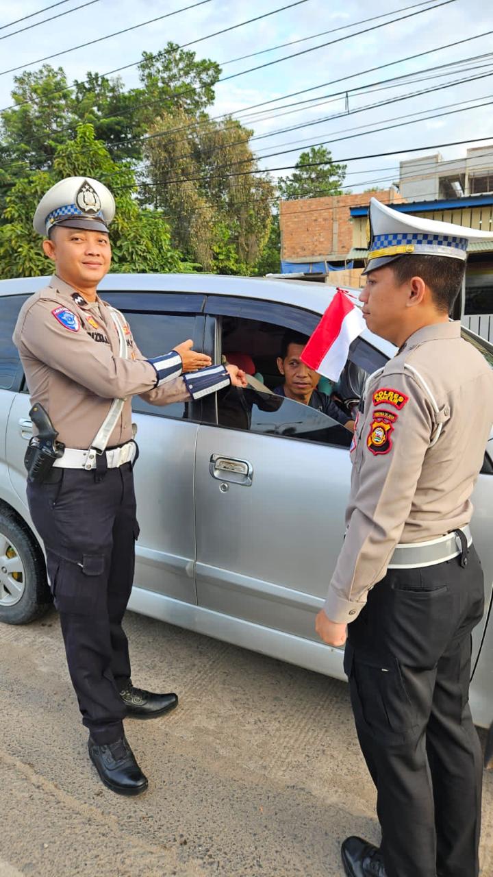 HUT Ke 80 RI, Polres Ogan Ilir Bagikan Bendera Merah Putih ke Pengendara