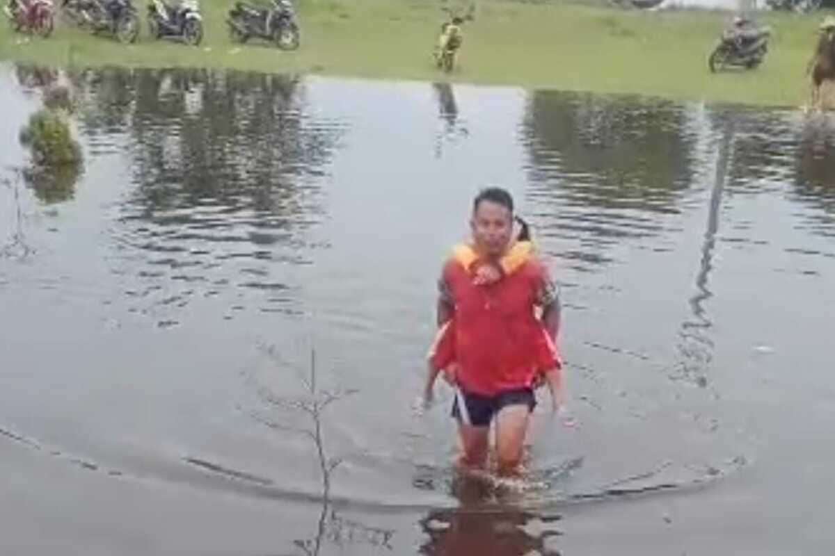 Banjir tak Surutkan Langkah Anak-Anak di Rantau Bayur Sekolah