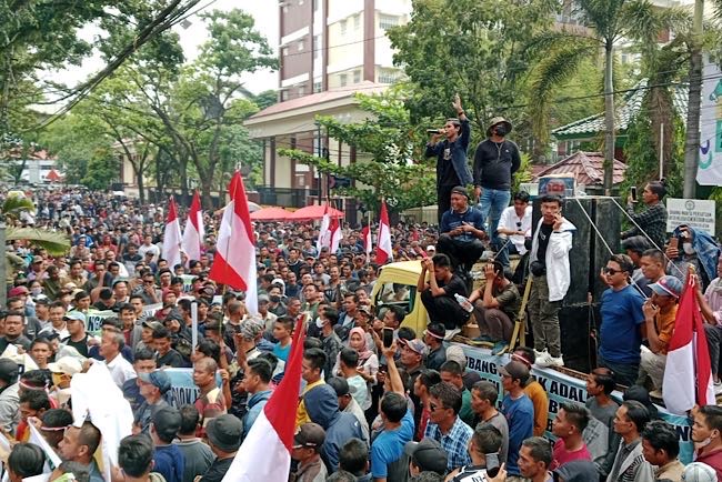 Ribuan Penambang Minyak Muba Gelar Aksi di Kantor Gubernur Sumsel, Tuntut Tempat Usaha Mereka Dilegalkan   