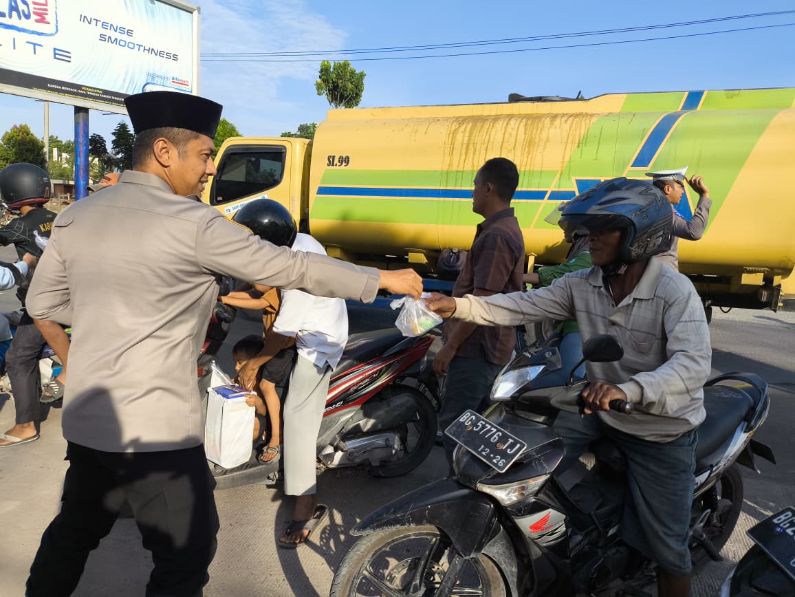 Polres Ogan Ilir dan Polsek Jajaran Bagikan Takjil di Bulan Suci Ramadan 1447 H