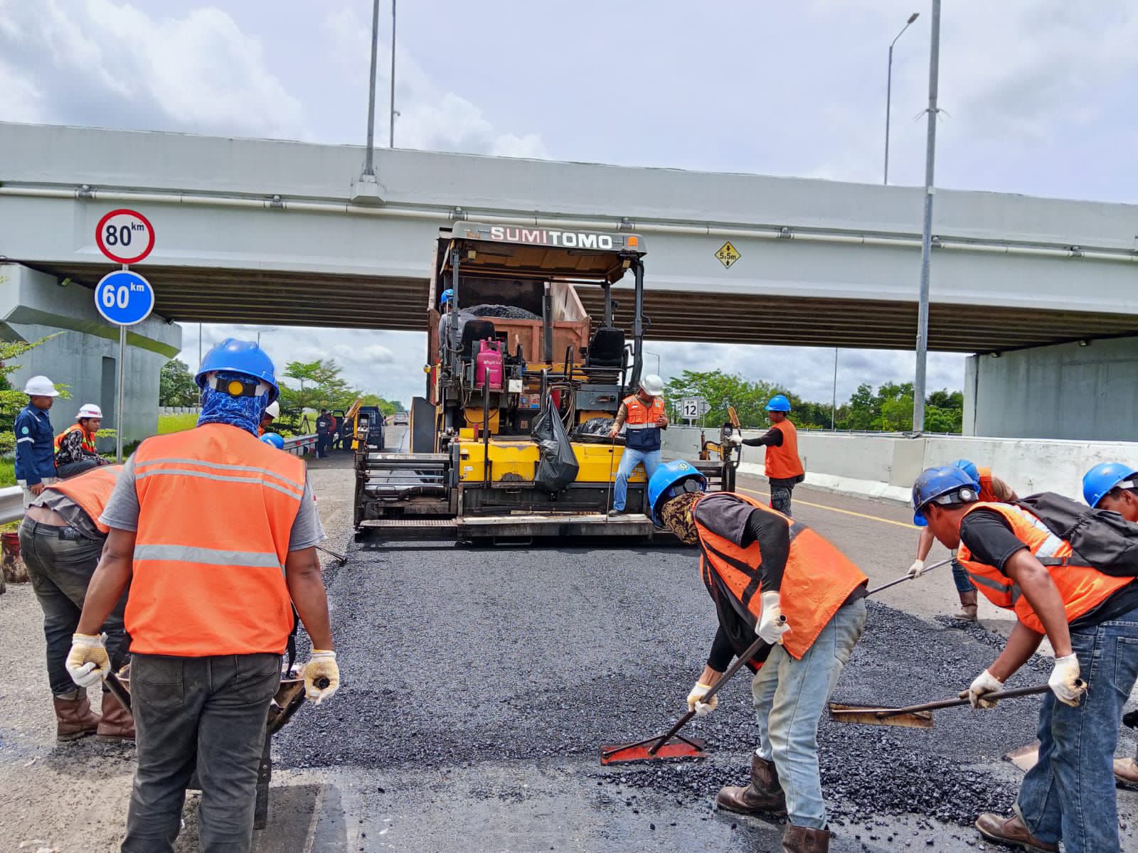 Menjelang  Libur Nataru,  Hutama Karya Lakukan  Pemeliharaan Jalan Tol di Sumsel