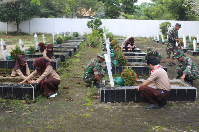 HUT Korem 044 Gapo, Kodim 0402 OKI Ajak Siswa Bersihkan TMP Kusuma Bangsa 