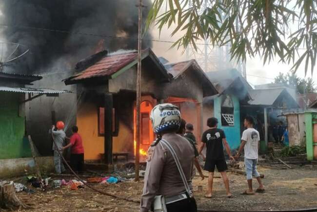 Rumah Terbakar, Dasri Masuk Selamatkan Balita Tidur, Kakinya Melepuh 