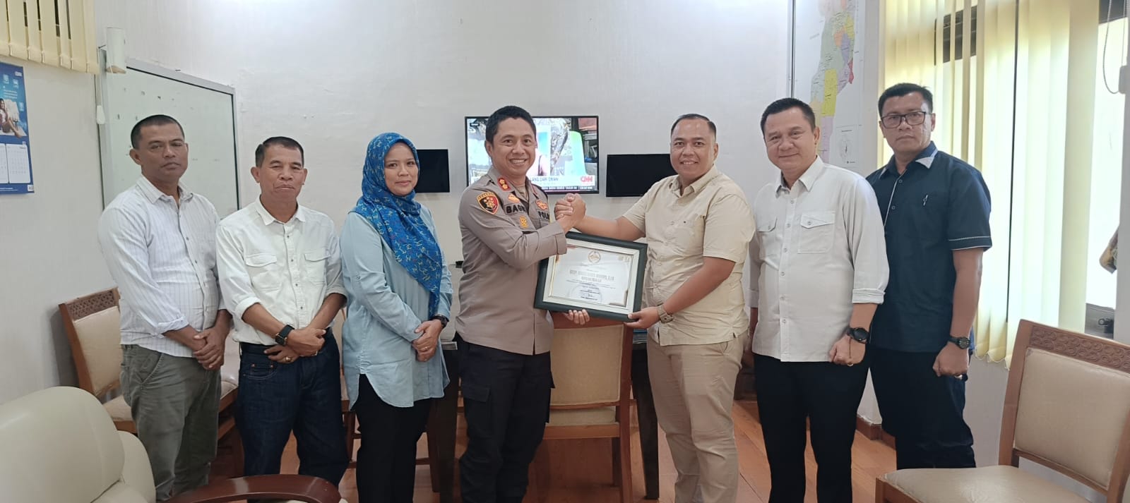 Polres Ogan Ilir Terima Penghargaan Dari KPU  Ogan Ilir  Atas Keberhasilan Pengamanan Pilkada 2024