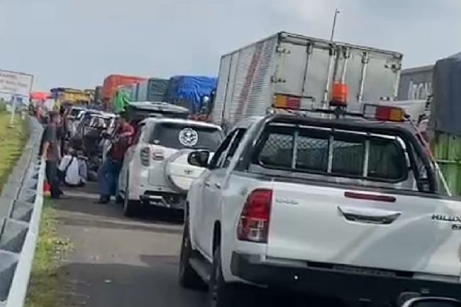 Jalan Tol Kayuagung-Palembang Macet, Terjadi Pengalihan Kendaraan ke Jalur Lain, Rupanya Ada Truk Pecah Ban