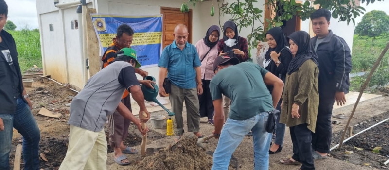 Fakultas Pertanian Unsri, Berikan Pelatihan Kompos Batang Pisang Ke Warga Desa Tanjung Pering.
