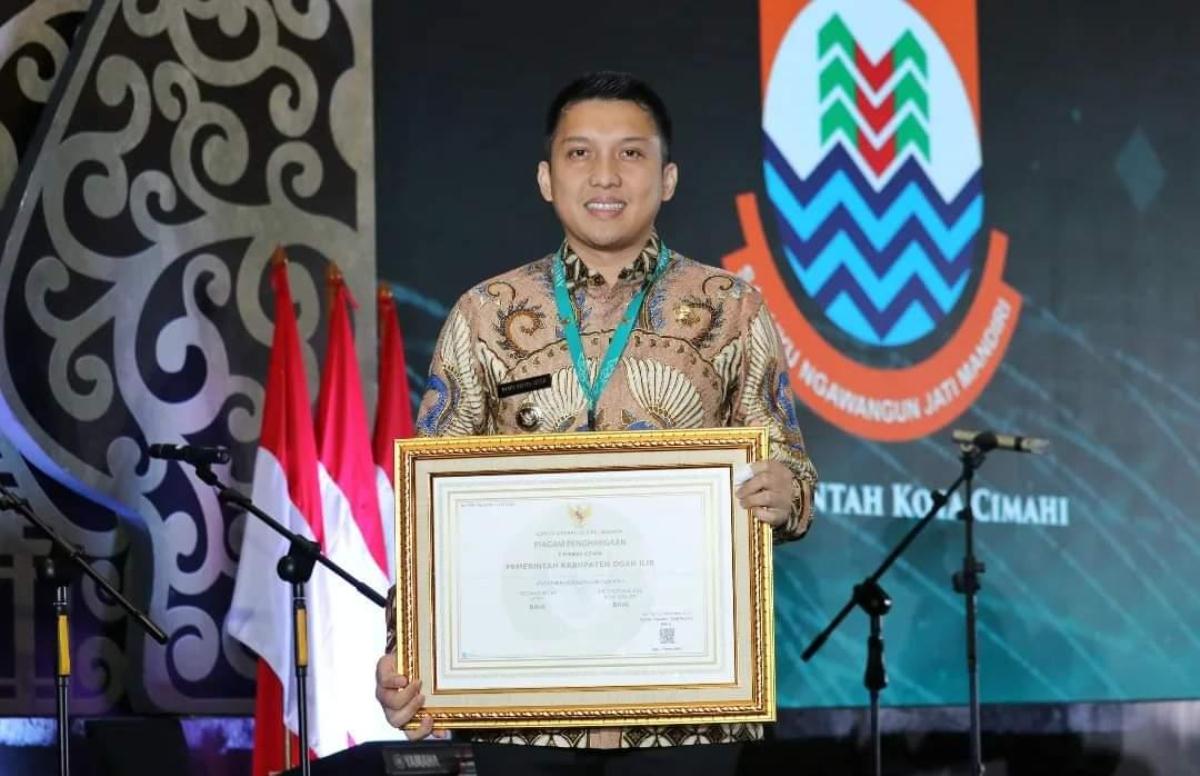 Bupati Panca Terima Anugerah Meritokrasi KASN 2023