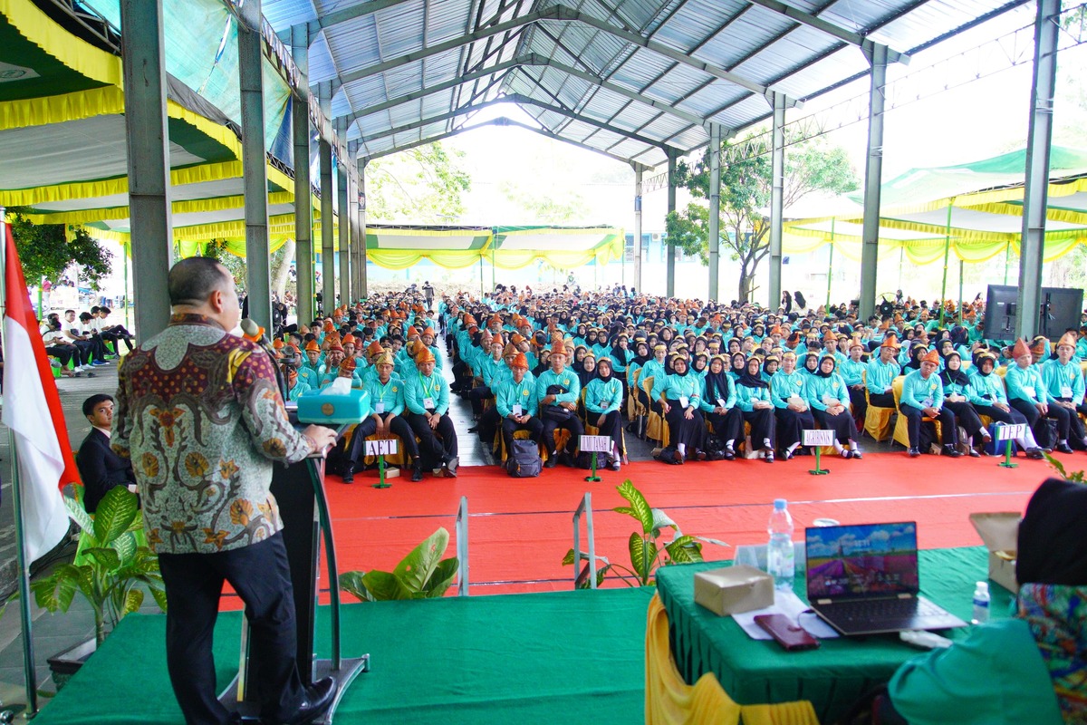 Jadi Narasumber PKKMB FP Unsri, Pj Bupati Muba Bawa Oleh-Oleh Laptop-Smartphone