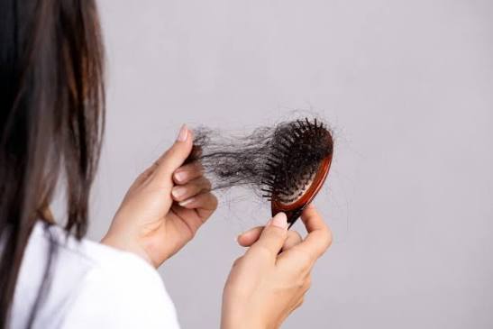 Tips Ampuh Mengatasi Rambut Rontok Secara Alami