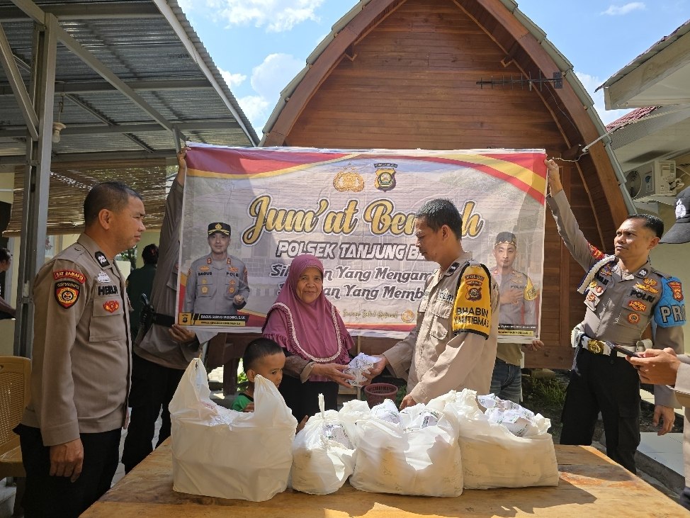 Jumat Berkah, Polsek Tanjung Batu Bagikan Makanan Gratis ke Masyarakat