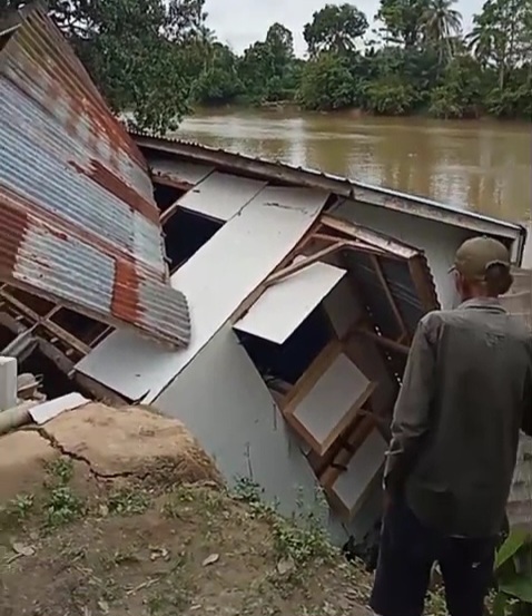 Longsor, Rumah  Janda Ambruk  Ke Sungai, Terjadi  di Desa Jagolano Ogan Ilir