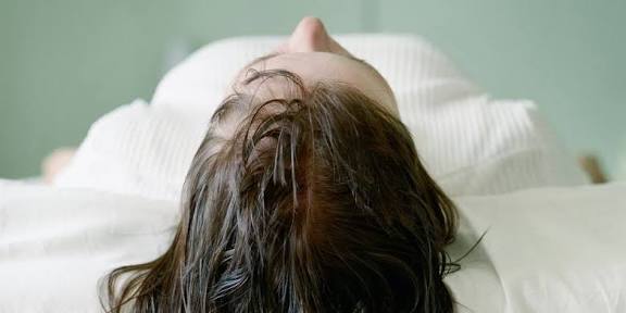5 Efek Keseringan Tidur dalam Keadaan Rambut Basah