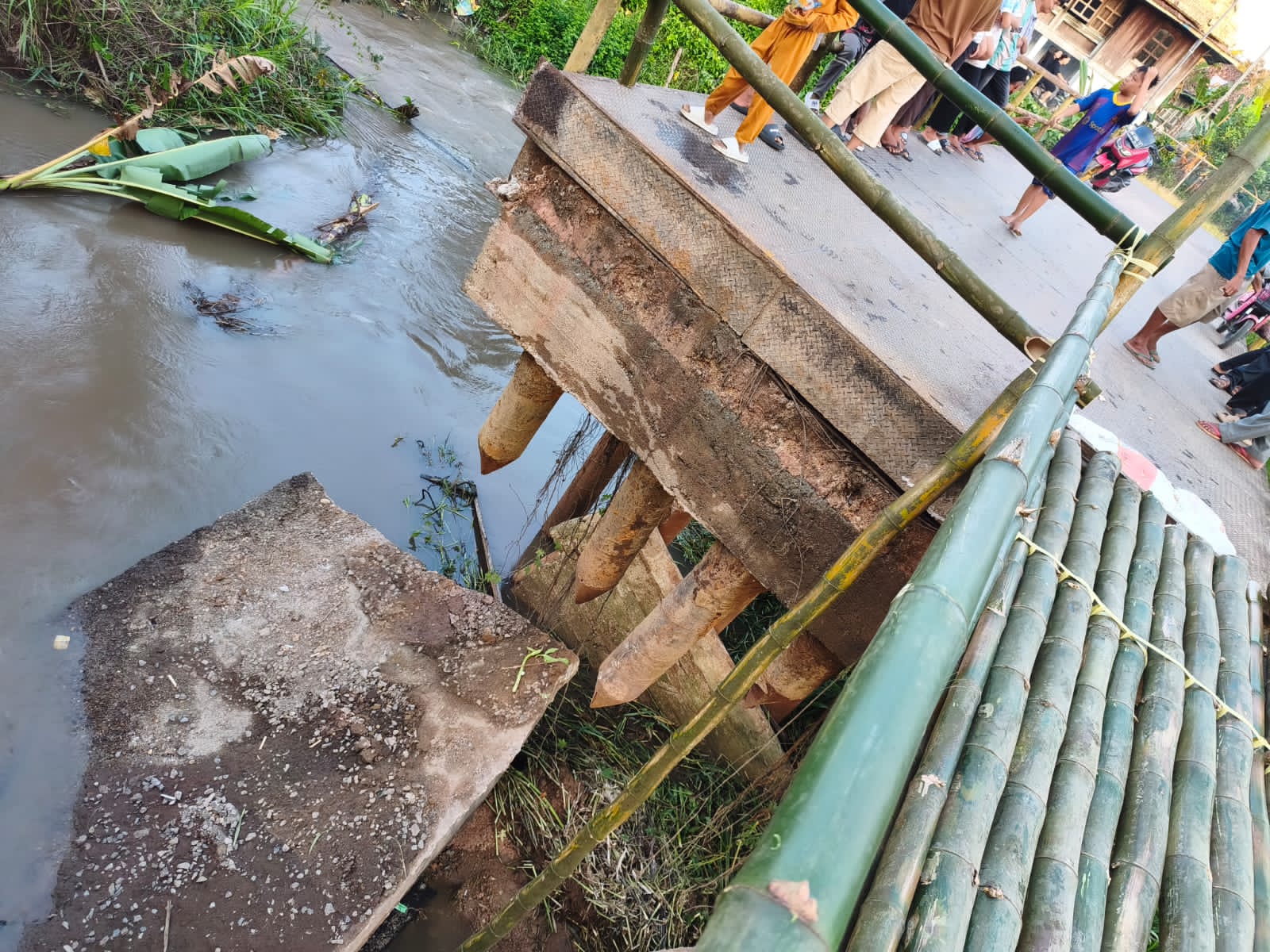 Jembatan Muara Kumbang Ogan Ilir Putus Diterjang Air Sungai