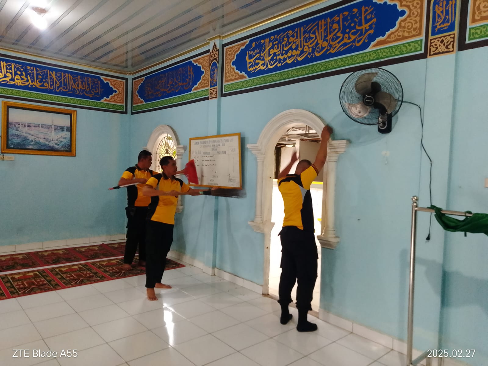 Jelang Puasa Ramadhan, Polsek Rantau Alai Bersihkan Masjid