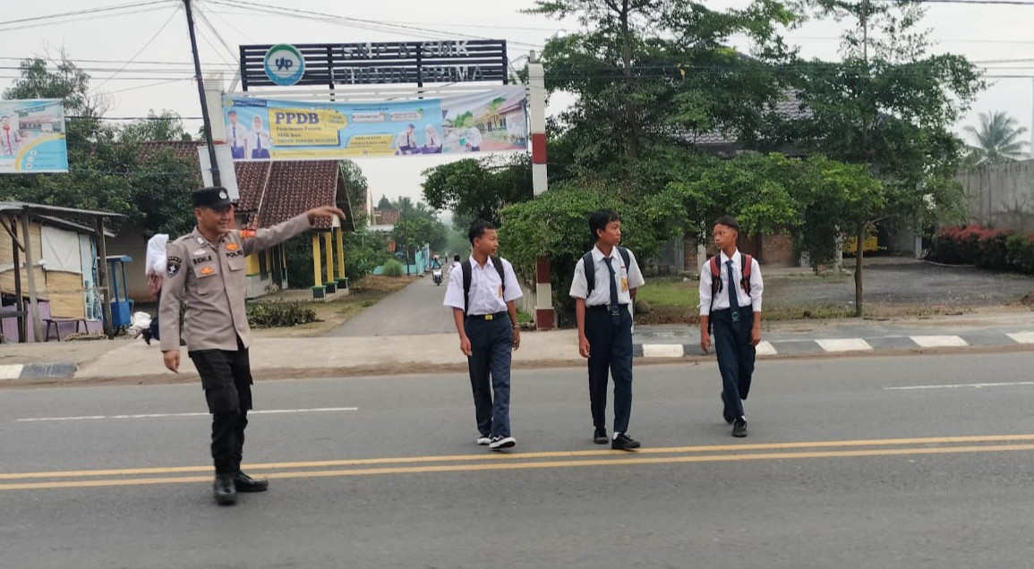 Cegah Kemacetan dan Kecelakaan Pelajar, Personel Polres Ogan Ilir Atur Lalin di Depan Sekolah