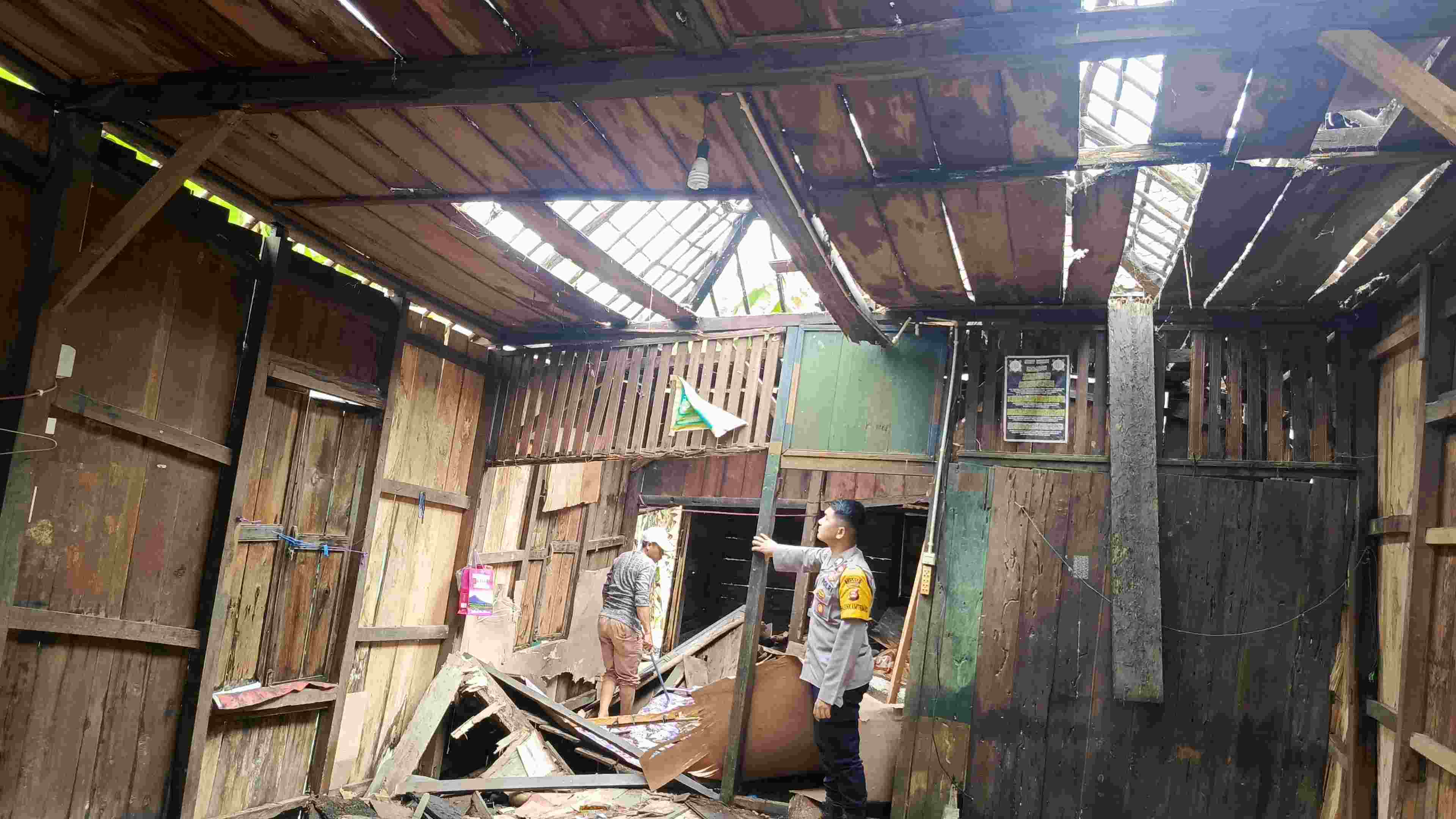 Rumah di Desa Sirah Pulau Kilip Ogan Ilir Roboh, Polsek Rantau Alai Langsung Kroscek 