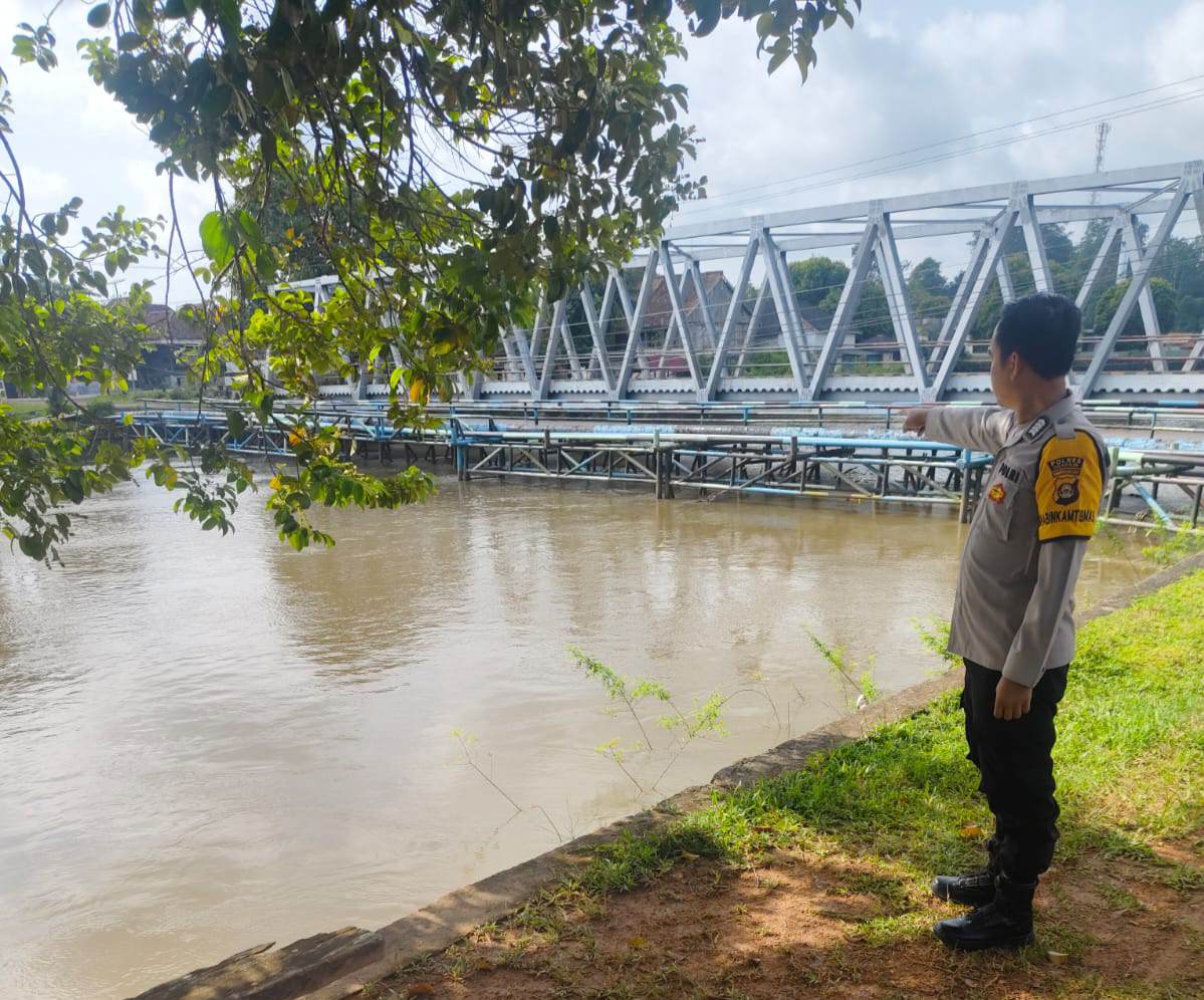 Di Duga Tercemar Limbah, Ikan Di Sungai Rambang Mati, Polsek Muara Kuang Cek Lokasi