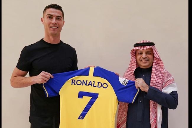 BREAKING NEWS, Cristiano Ronaldo Resmi Berseragam Al Nassr dan Jadi Pemain Termahal di Dunia