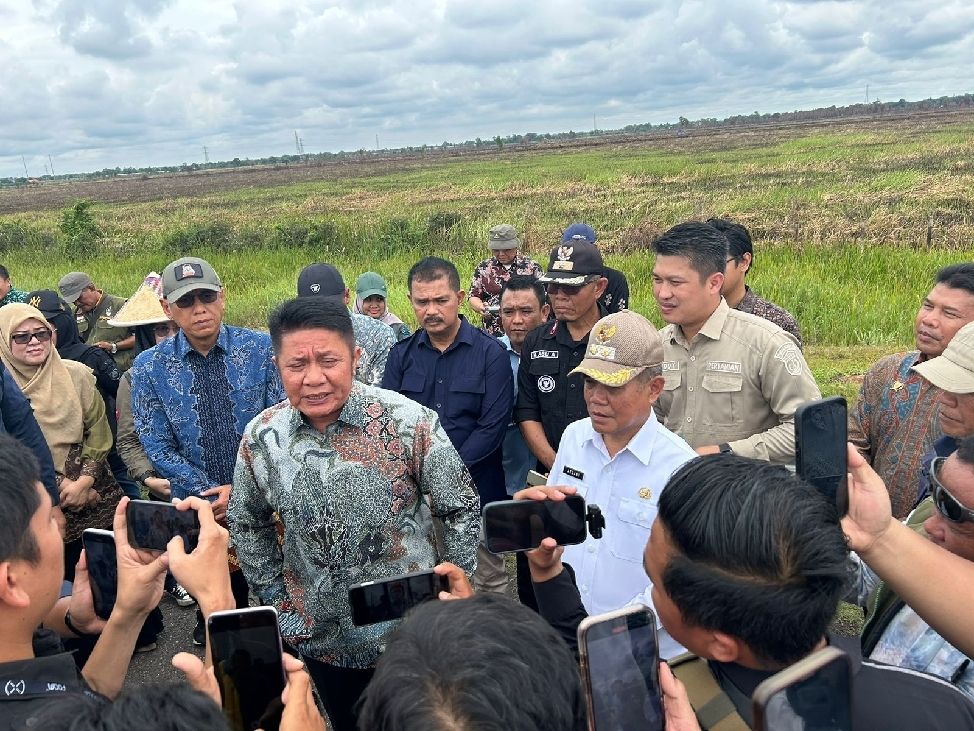 Wabup Ogan Ilir Dampingi Gubernur Sumsel Tinjau Lahan Cetak Sawah di Desa Arisan Jaya