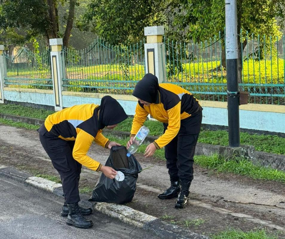 Peringatan Hari Ibu, Polwan Polres Ogan Ilir “Pungut Sampah”.