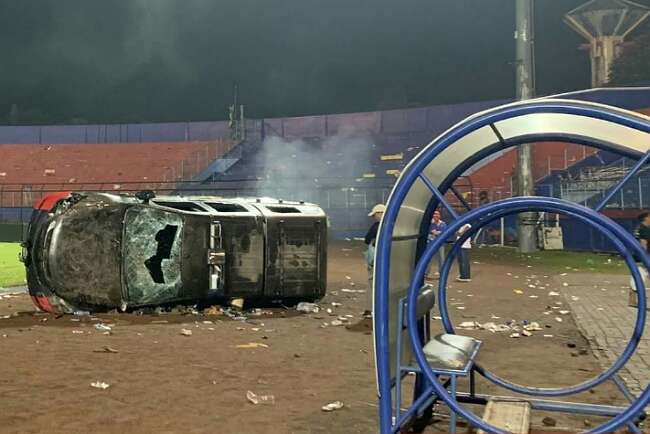 10 Mobil Polisi Hangus Dibakar Oknum Suporter Arema, Termasuk Tiga Mobil Pribadi juga Dihancurkan 