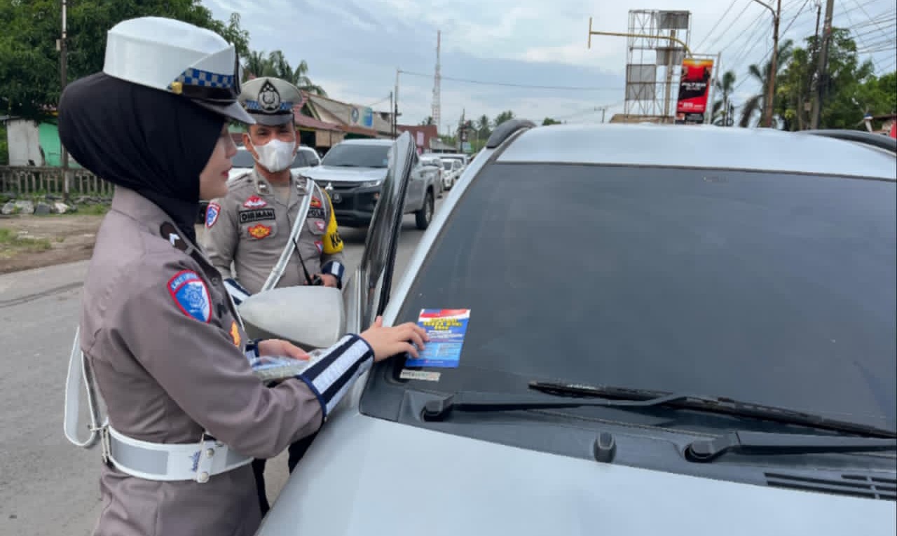 Sat Lantas Polres Ogan Ilir Laksanakan Operasi Zebra Musi 2025 , Tempel Stiker Himbauan