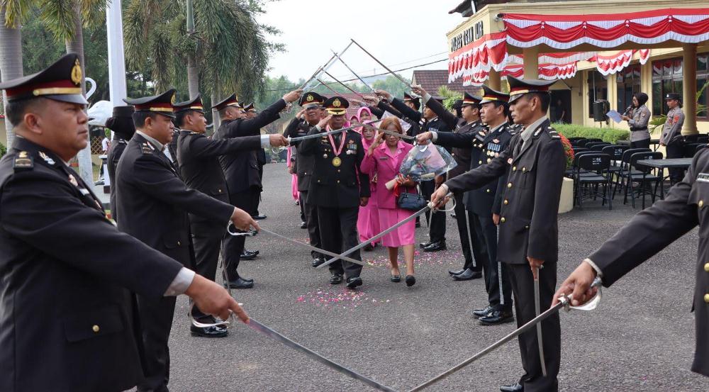 Pedang Pora  Mewarnai Pelepasan 14 Personil Polres Ogan Ilir Purna Bhakti