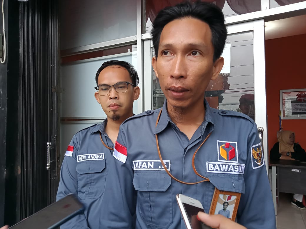 Sebanyak 2 Truk dan 3 Pick Up Baliho Caleg yang Curi Start Diturunkan Bawaslu 