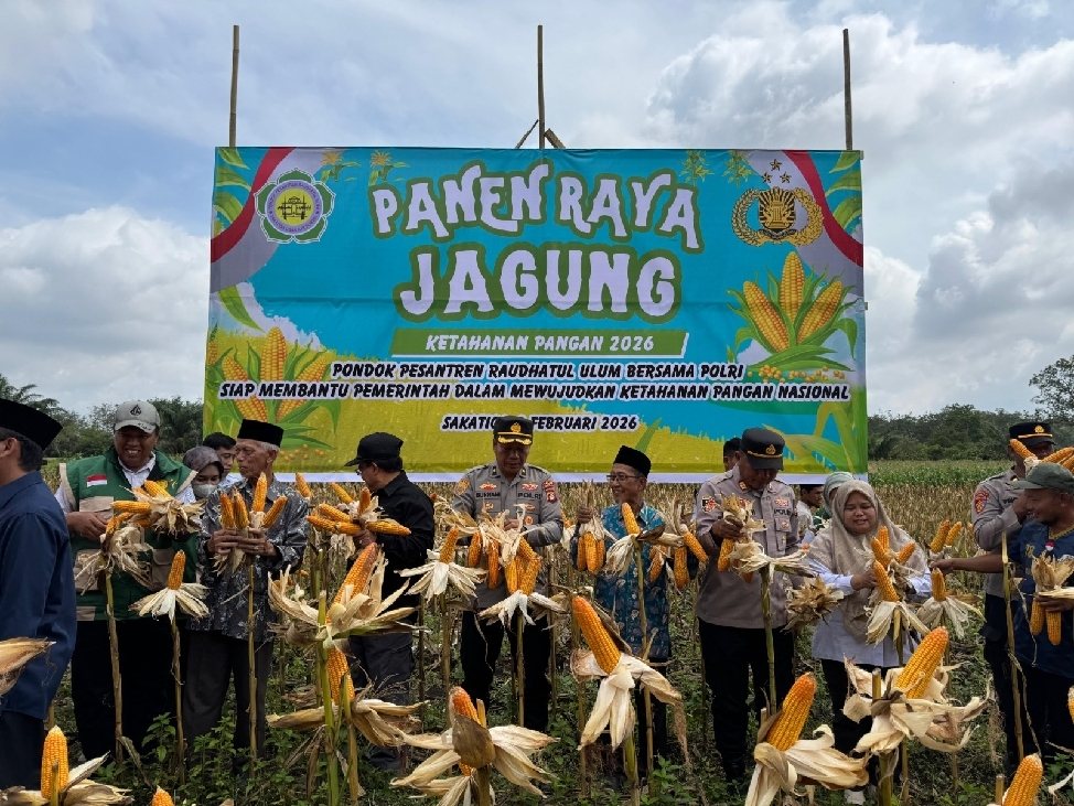 Polres Ogan Ilir Bersama Ponpes Raudhatul Ulum  Panen Raya Jagung