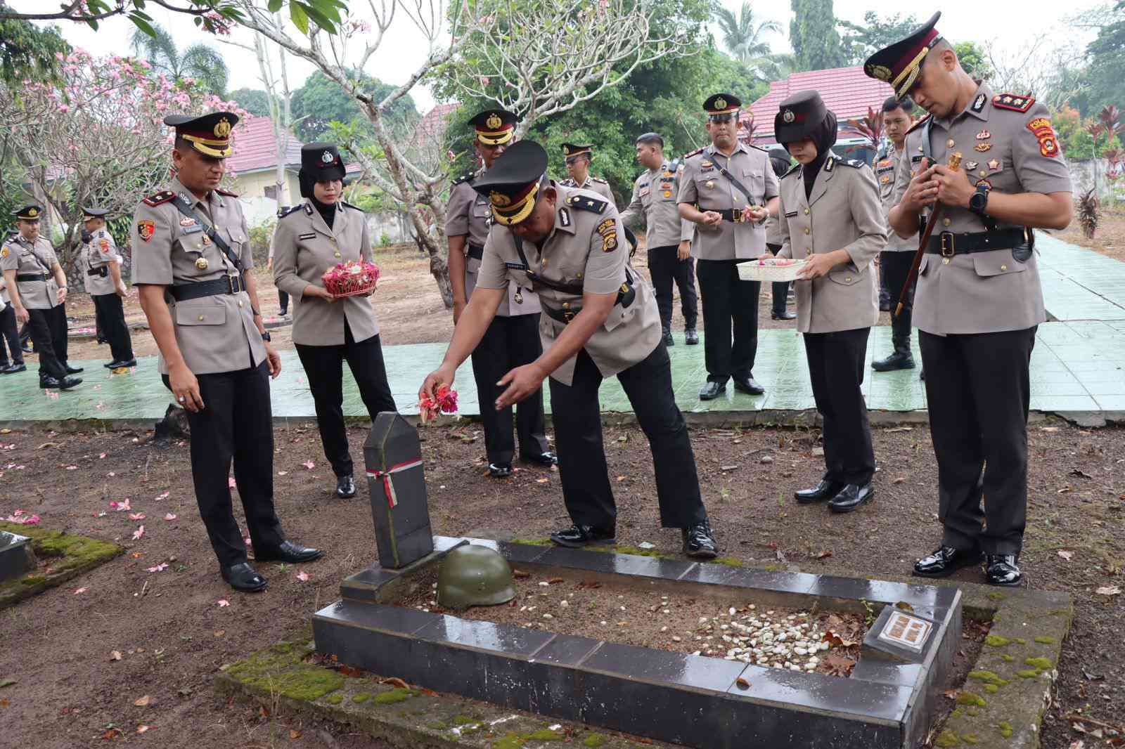 Hari Bhayangkara ke-78: Kapolres Ogan Ilir Lakukan  Ziarah dan Tabur Bunga .