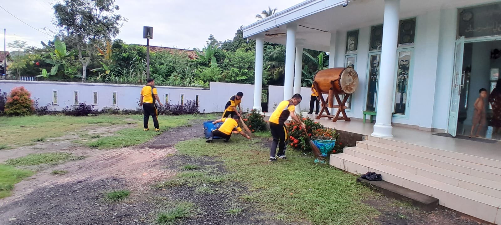 Sambut  Ramadhan, Polsek Tanjung Raja  Bersihkan Masjid