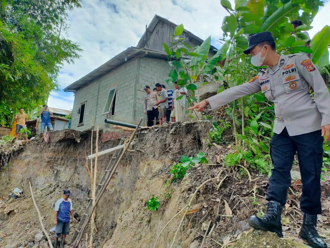 Di Ogan Ilir…Rumah Nenek Najibah Di Bibir Longsor 