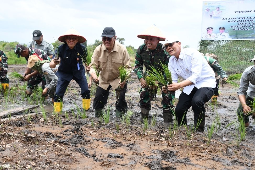 Tanam Padi Serentak di Lahan CSR, Danrem 044/Gapo : Langkah Nyata Dalam Mendukung PKPN