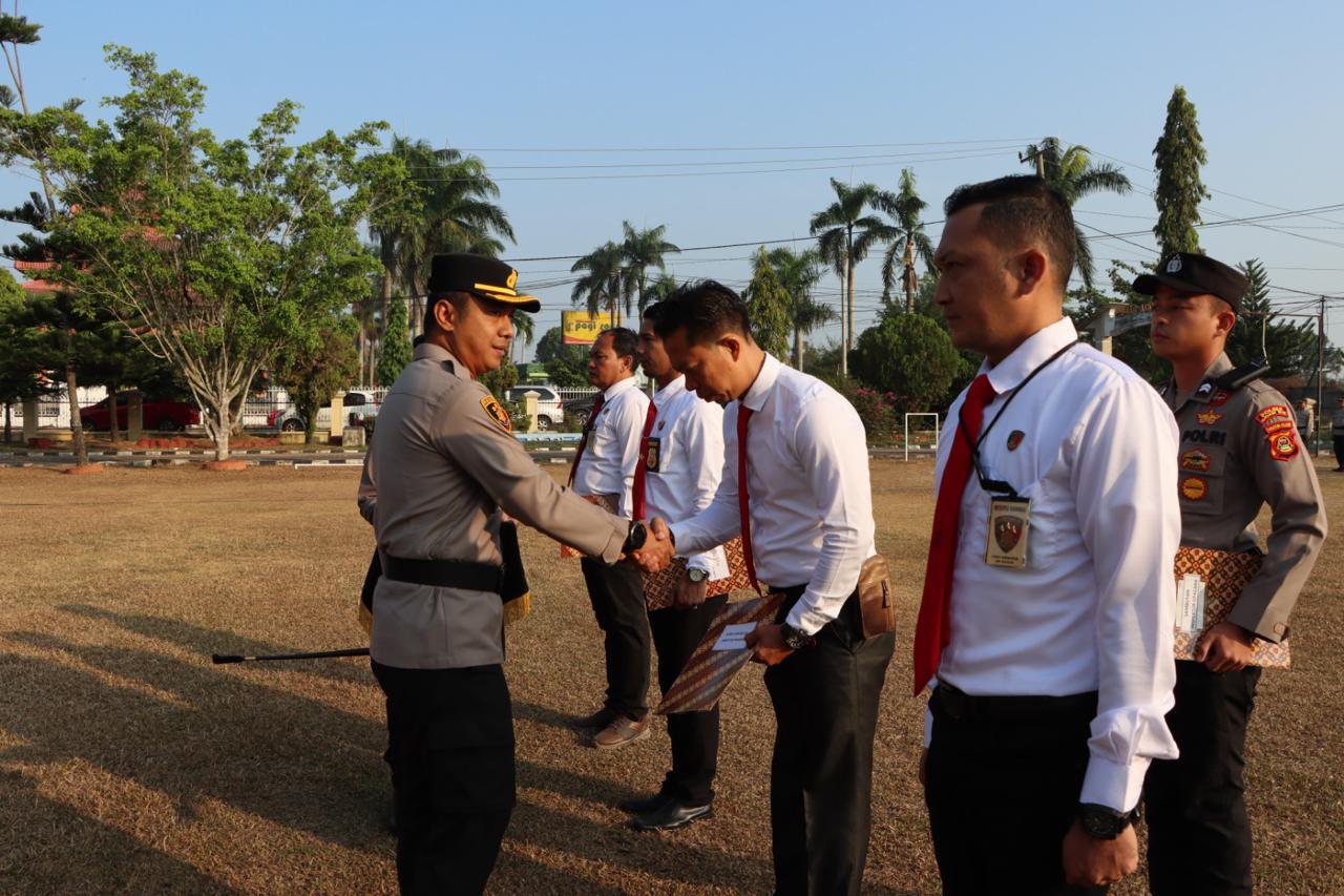 Kapolres AKBP Bagus  Berikan Penghargaan  Personel Berprestasi