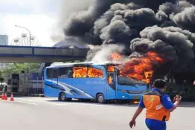 Bus Terbakar Hebat di Pintu Tol Menanggal, Mengangkut Rombongan Dosen dan Mahasiswa