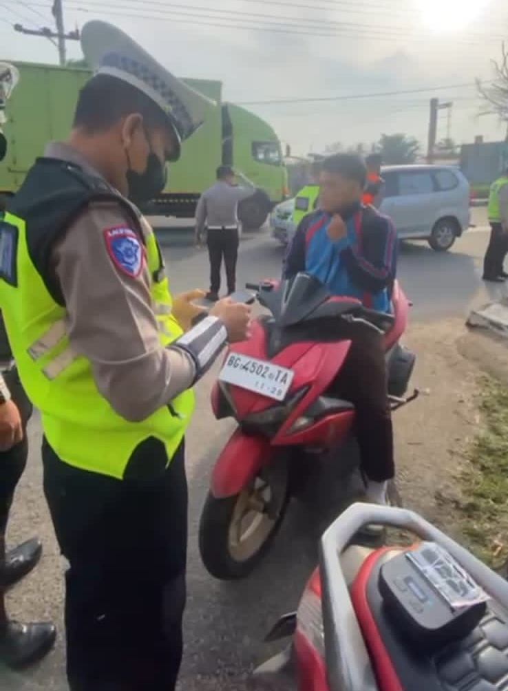 Satlantas Polres Ogan Ilir Terapkan Tilang Elektronik ETLE Handheld untuk Ketertiban Lalin