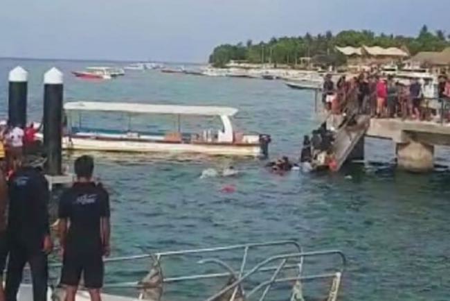 Jembatan Pelabuhan Nyuh Nusa Penida Bali Tak Sanggup Tahan Turis Langsung Ambruk, 25 Orang Tercebur ke Laut