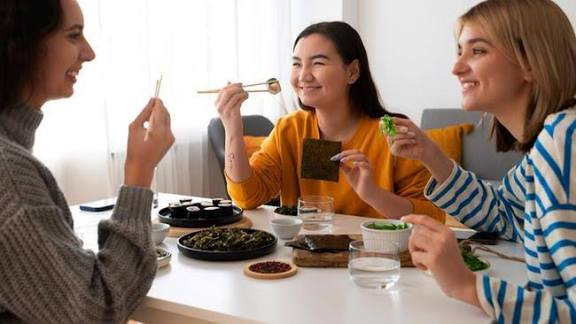 6 Kebiasaan saat Makan Malam di Luar yang Sering Dianggap Sopan, Sebenarnya Tidak Sopan